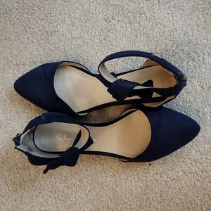 Navy Pointed-toe Shoes (size: 6) from Francesca's